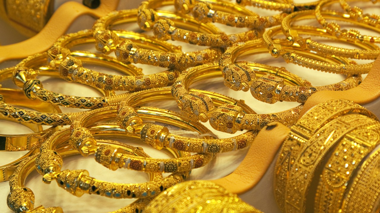 Gold Price Today: మహిళలకు కాస్త ఊరట.. తెలుగు రాష్ట్రాల్లో బంగారం, వెండి ధరలు ఎంతంటే? Gold Price Today: మహిళలకు కాస్త ఊరట.. తెలుగు రాష్ట్రాల్లో బంగారం, వెండి ధరలు ఎంతంటే?