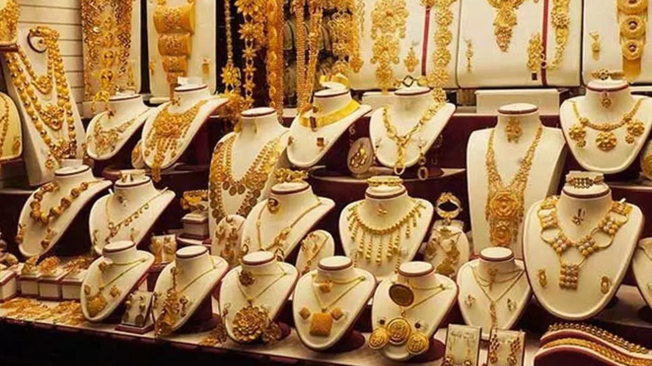 Gold Price Today: మహిళలకు గుడ్న్యూస్.. తెలుగు రాష్ట్రాల్లో 10 గ్రాములు బంగారం ధర ఎంతో తెలుసా? Gold Price Today: మహిళలకు గుడ్న్యూస్.. తెలుగు రాష్ట్రాల్లో 10 గ్రాములు బంగారం ధర ఎంతో తెలుసా?