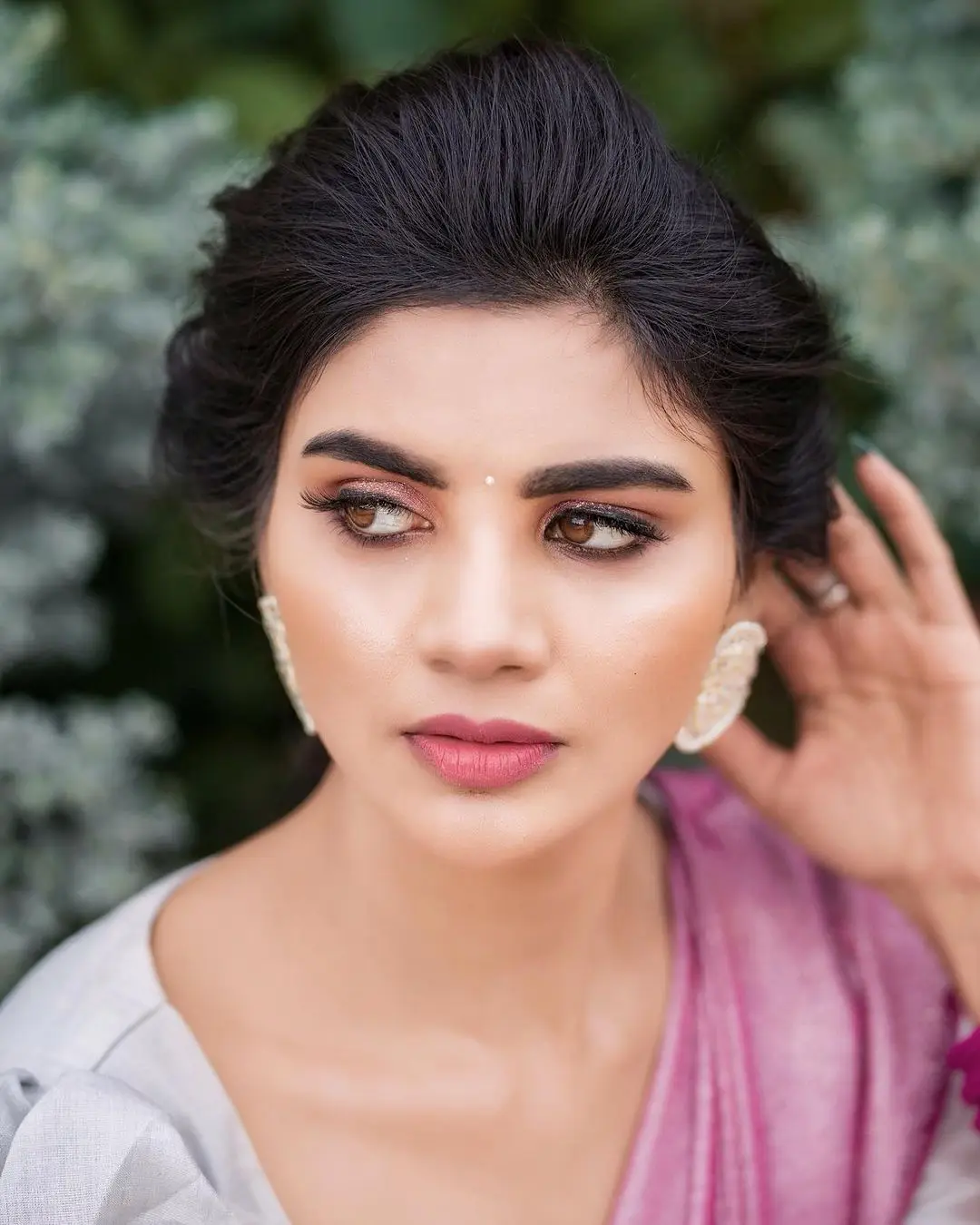Jabardasth Varsha shares her latest saree photos