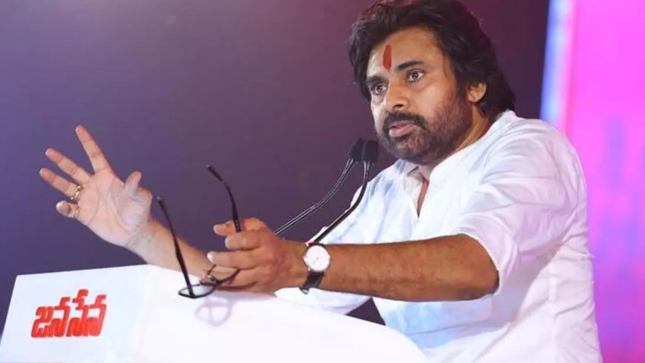 Pawan Kalyan Varahi Yatra: బయటికొచ్చి అభివాదాలు చేయొద్దు.. పవన్ పర్యటనకు పోలీసులు ఆంక్షలు .. జనసేన నేతలు ఏమన్నారంటే.. Pawan Kalyan Varahi Yatra: బయటికొచ్చి అభివాదాలు చేయొద్దు.. పవన్ పర్యటనకు పోలీసులు ఆంక్షలు .. జనసేన నేతలు ఏమన్నారంటే..