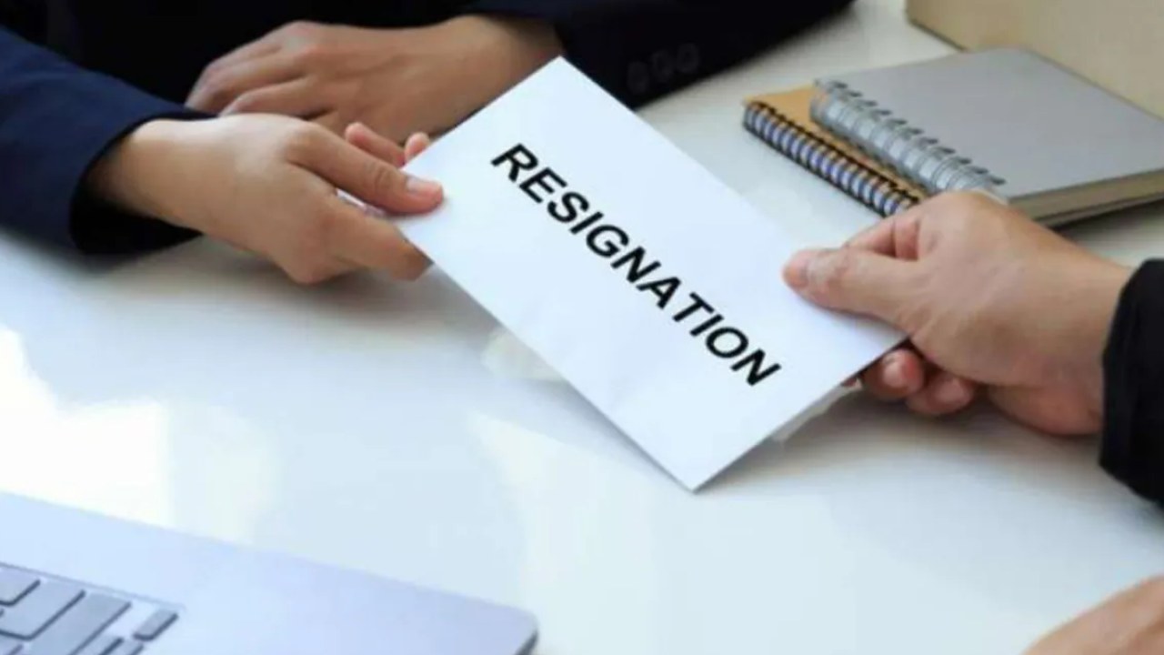 Delhi Man Quits Job : ఆఫీస్ దూరమైందని మొదటిరోజే జాబ్కు రిజైన్.. సోషల్ మీడియాలో నెటిజన్ల స్పందనతో కంగుతిన్న యువకుడు.. Delhi Man Quits Job : ఆఫీస్ దూరమైందని మొదటిరోజే జాబ్కు రిజైన్.. సోషల్ మీడియాలో నెటిజన్ల స్పందనతో కంగుతిన్న యువకుడు..
