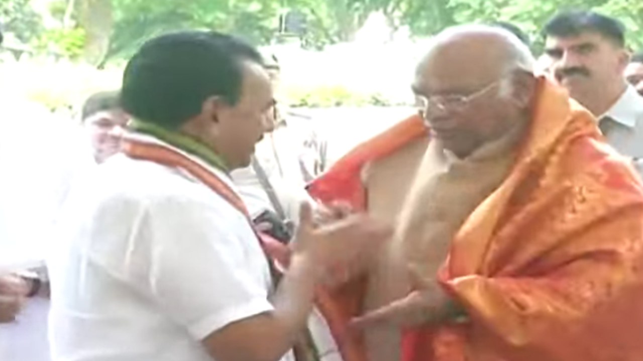 Jupally Krishna Rao: కాంగ్రెస్ పార్టీలో చేరిన మాజీ మంత్రి జూపల్లి కృష్ణారావు .. పార్టీ కండువాకప్పి ఆహ్వానించిన ఖర్గే Jupally Krishna Rao: కాంగ్రెస్ పార్టీలో చేరిన మాజీ మంత్రి జూపల్లి కృష్ణారావు .. పార్టీ కండువాకప్పి ఆహ్వానించిన ఖర్గే