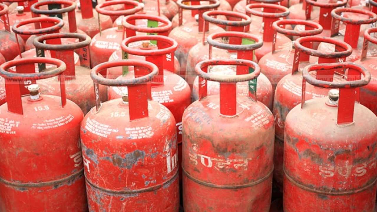 LPG Cylinder Price : భారీగా తగ్గిన ఎల్ పీజీ వాణిజ్య గ్యాస్ సిలిండర్ ధర.. ఆగస్టు 1 నుంచి అమల్లోకి LPG Cylinder Price : భారీగా తగ్గిన ఎల్ పీజీ వాణిజ్య గ్యాస్ సిలిండర్ ధర.. ఆగస్టు 1 నుంచి అమల్లోకి