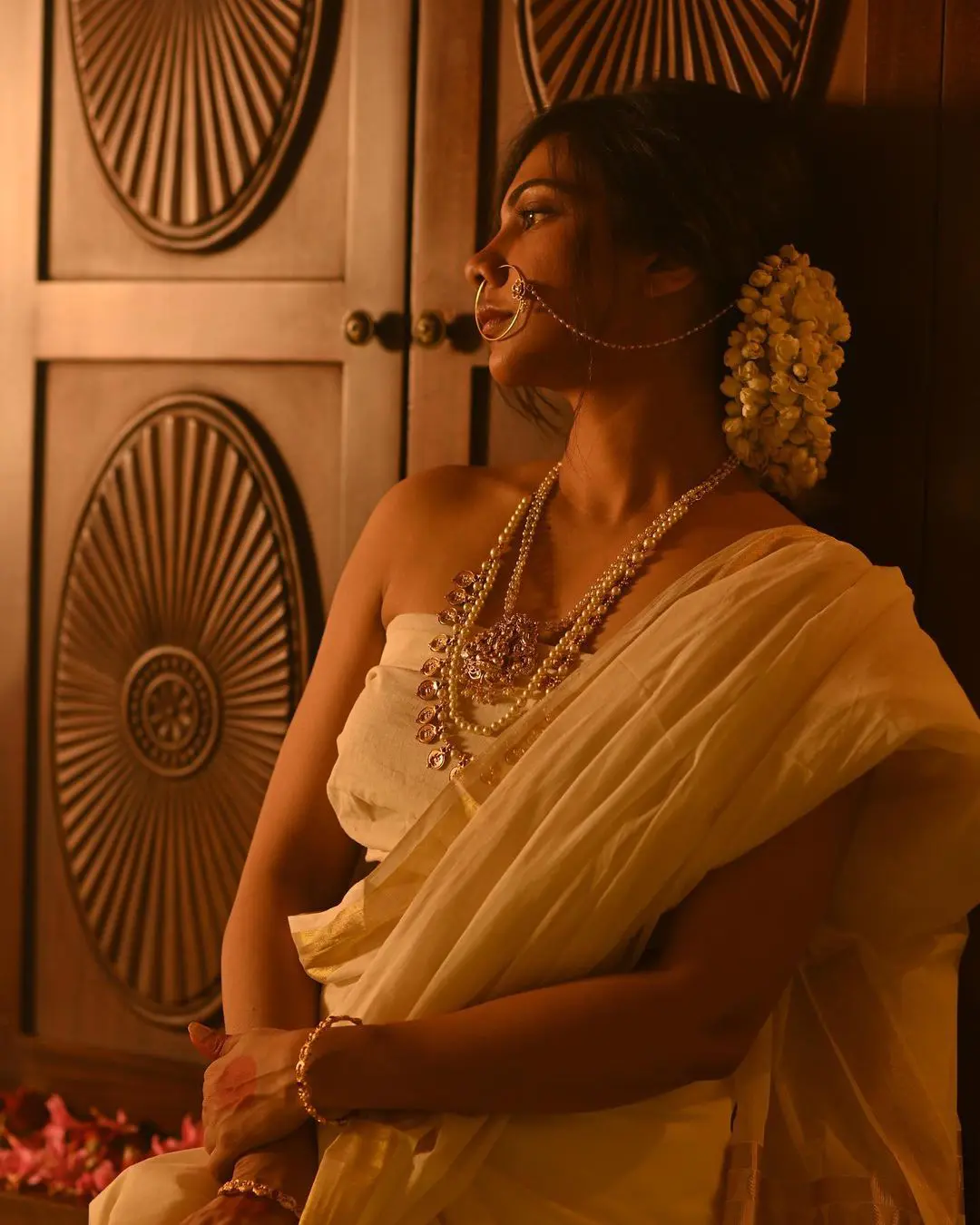 Madonna Sebastian latest saree photos on occasion of onam 2023