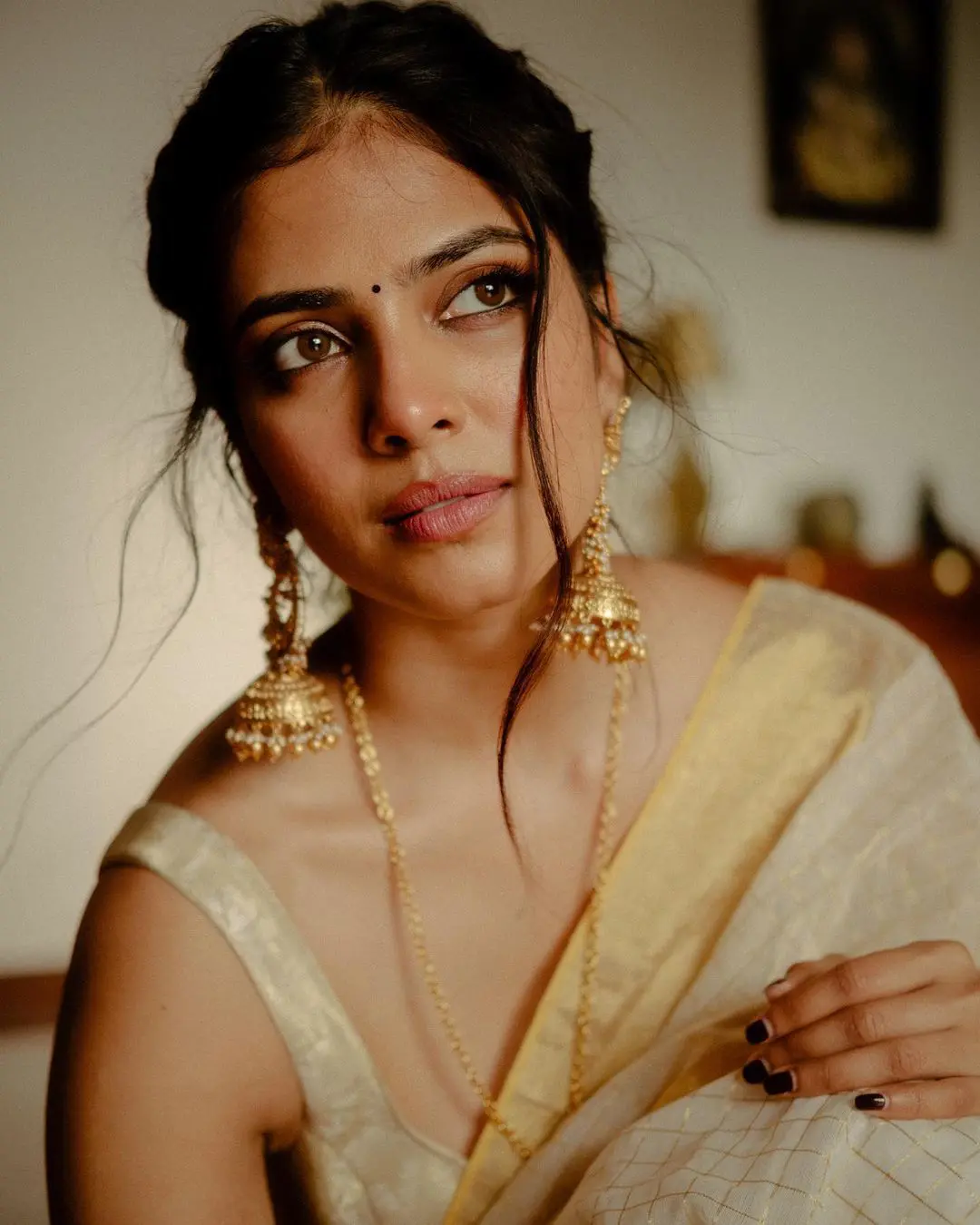 Malayala Actress Malavika Mohanan saree photos on onam special