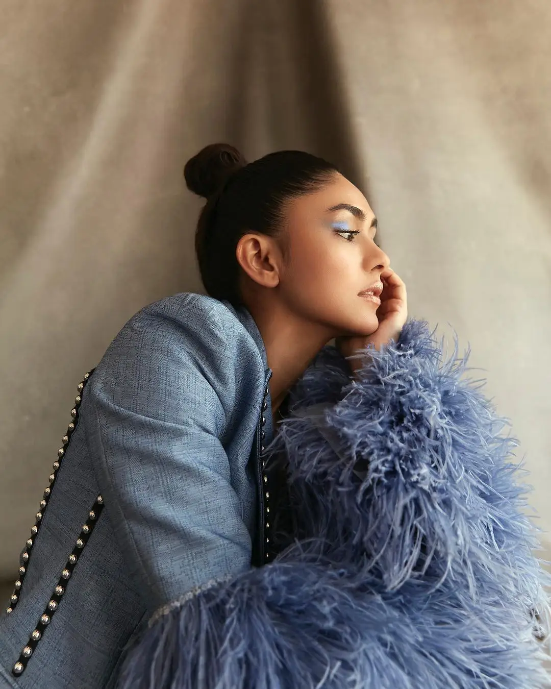 Mrunal Thakur Mesmerizing Looks