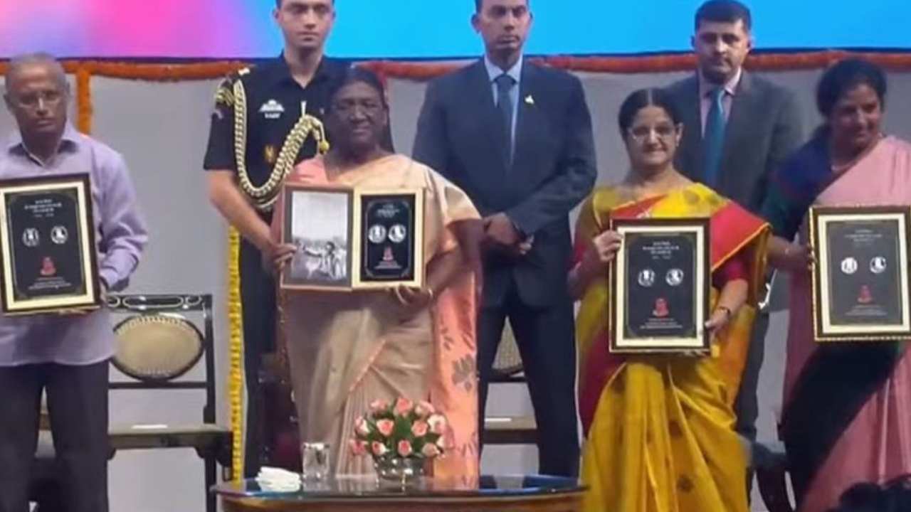 NTR Rs 100 Coin: ఎన్టీఆర్ రూ.100 నాణెం కొనుగోలుకు ఆసక్తి చూపిన అభిమానులు.. తొలిరోజు ఎన్ని నాణేలు విక్రయాలు జరిగాయంటే.. NTR Rs 100 Coin: ఎన్టీఆర్ రూ.100 నాణెం కొనుగోలుకు ఆసక్తి చూపిన అభిమానులు.. తొలిరోజు ఎన్ని నాణేలు విక్రయాలు జరిగాయంటే..