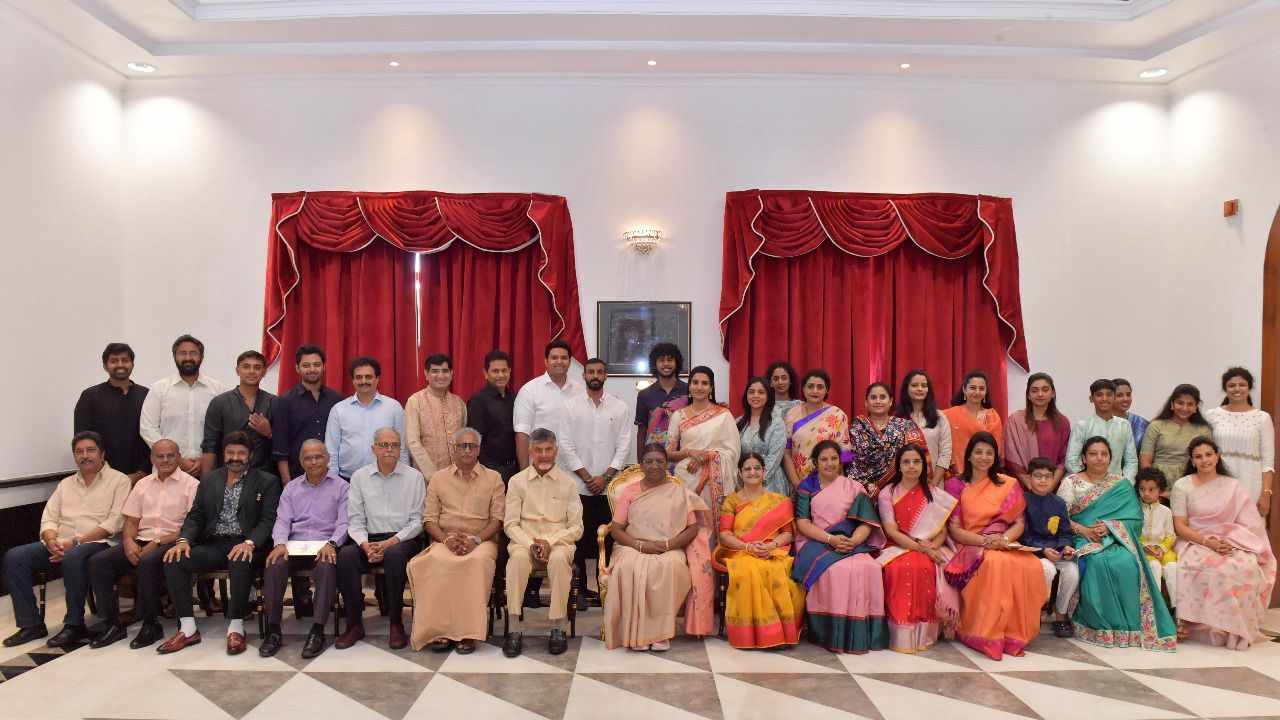 NTR 100 Years : రాష్ట్రపతితో ఎన్టీఆర్ కుటుంబం.. తారక్, కళ్యాణ్ రామ్ లేరంటున్న నెటిజెన్స్.. NTR 100 Years : రాష్ట్రపతితో ఎన్టీఆర్ కుటుంబం.. తారక్, కళ్యాణ్ రామ్ లేరంటున్న నెటిజెన్స్..