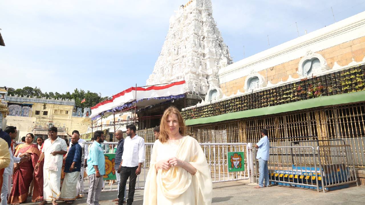 Jennifer Larson: టీటీడీలో భక్తులకు అందుతున్న సౌకర్యాలపై అమెరికా కాన్సుల్ జనరల్ జెన్నిఫర్ లార్సన్ స్పందన Jennifer Larson: టీటీడీలో భక్తులకు అందుతున్న సౌకర్యాలపై అమెరికా కాన్సుల్ జనరల్ జెన్నిఫర్ లార్సన్ స్పందన