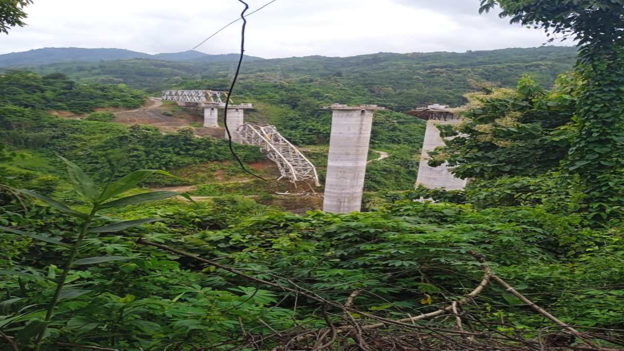 Mizoram : మిజోరంలో కూలిన నిర్మాణంలో ఉన్న రైల్వే వంతెన.. 17 మంది మృతి.. ఎక్స్ గ్రేషియా ప్రకటించిన ప్రధాని Mizoram : మిజోరంలో కూలిన నిర్మాణంలో ఉన్న రైల్వే వంతెన.. 17 మంది మృతి.. ఎక్స్ గ్రేషియా ప్రకటించిన ప్రధాని
