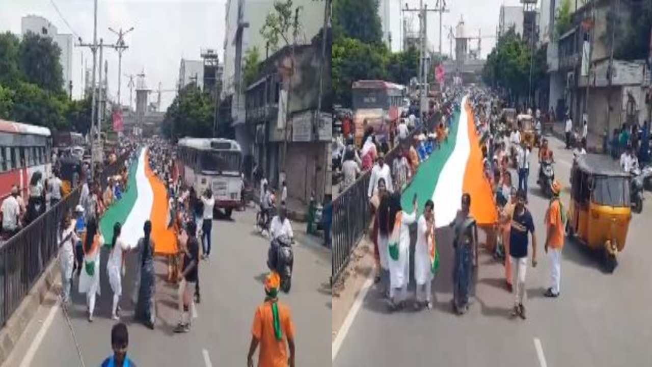 Hyderabad : దేశ భక్తితో ఉప్పొంగిన భాగ్యనగరం.. పొడవైన జాతీయ జెండాతో భారీ ర్యాలీ తీసిన మహిళలు Hyderabad : దేశ భక్తితో ఉప్పొంగిన భాగ్యనగరం.. పొడవైన జాతీయ జెండాతో భారీ ర్యాలీ తీసిన మహిళలు