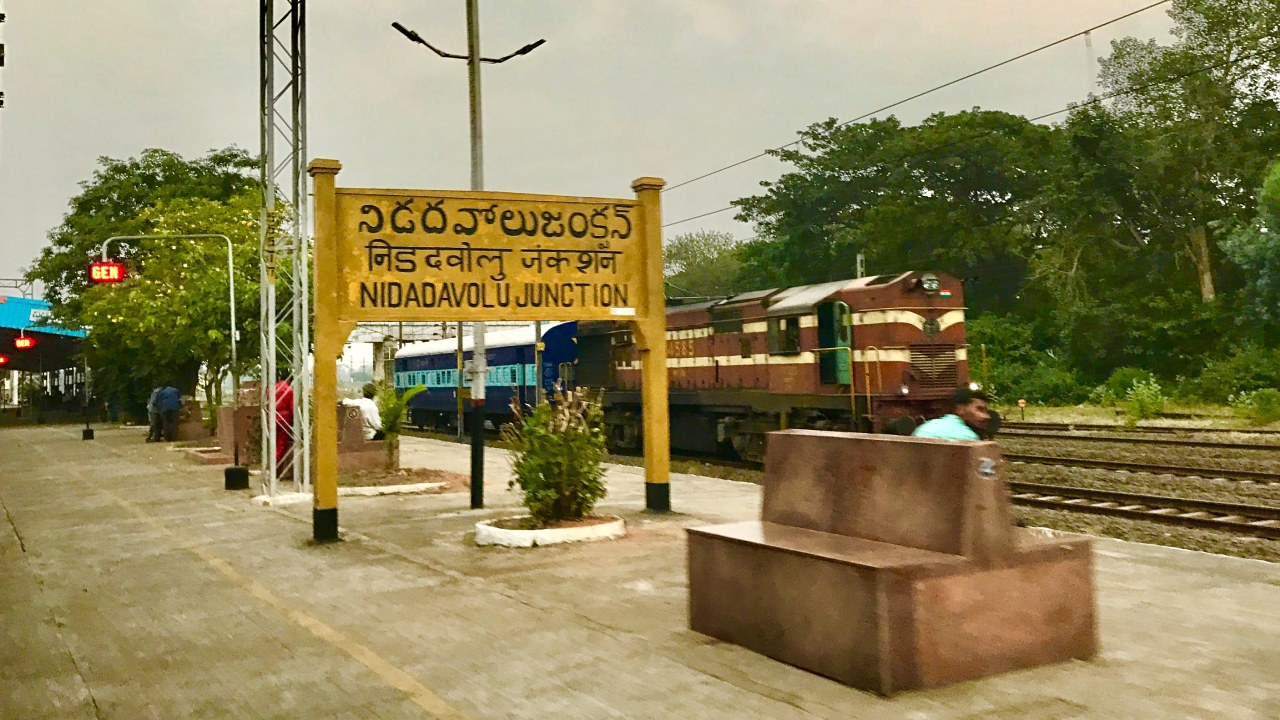 Fire In Passenger Train: నిడదవోలు – నర్సాపురం ప్యాసింజర్ రైలులో చెలరేగిన మంటలు .. Fire In Passenger Train: నిడదవోలు – నర్సాపురం ప్యాసింజర్ రైలులో చెలరేగిన మంటలు ..