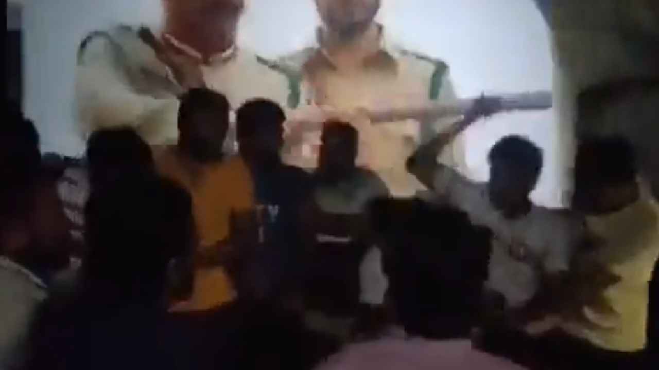Pakistan Zindabad : పాకిస్తాన్ జిందాబాద్ అంటూ నినాదాలు, పిచ్చకొట్టుడు కొట్టిన జనాలు.. సినిమా థియేటర్లో ఒక్కసారిగా కలకలం, వైరల్ వీడియో Pakistan Zindabad : పాకిస్తాన్ జిందాబాద్ అంటూ నినాదాలు, పిచ్చకొట్టుడు కొట్టిన జనాలు.. సినిమా థియేటర్లో ఒక్కసారిగా కలకలం, వైరల్ వీడియో