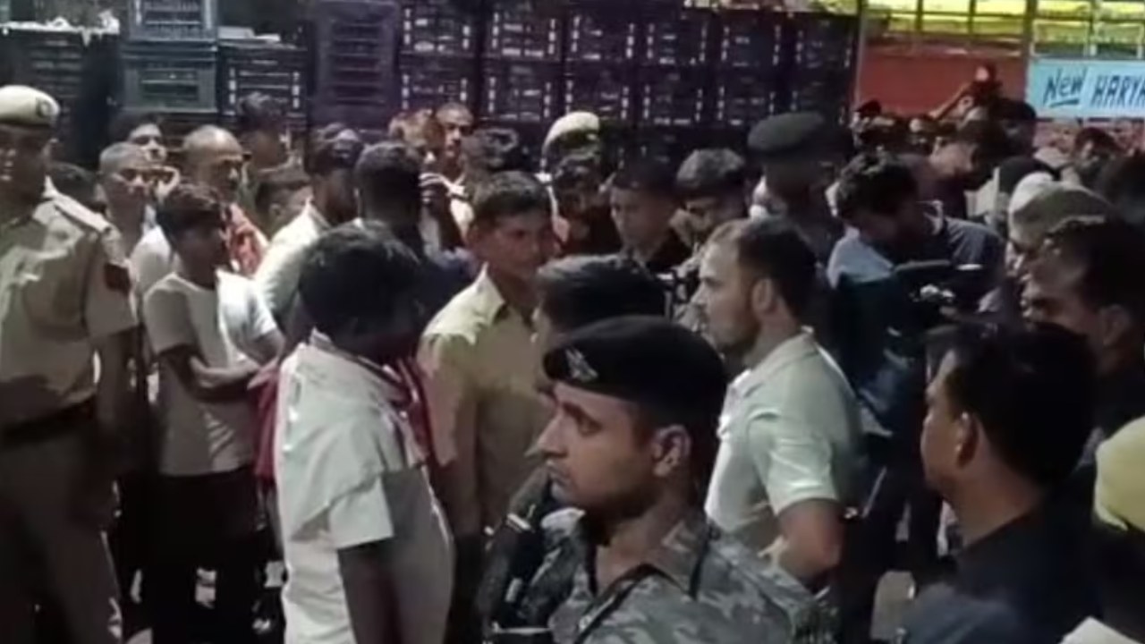Rahul Gandhi : తెల్లవారుజామున ఢిల్లీలోని ఆజాద్పూర్ మార్కెట్కు వెళ్లిన రాహుల్ గాంధీ.. వీడియోలు వైరల్ .. అక్కడ ఏం చేశారంటే.. Rahul Gandhi : తెల్లవారుజామున ఢిల్లీలోని ఆజాద్పూర్ మార్కెట్కు వెళ్లిన రాహుల్ గాంధీ.. వీడియోలు వైరల్ .. అక్కడ ఏం చేశారంటే..