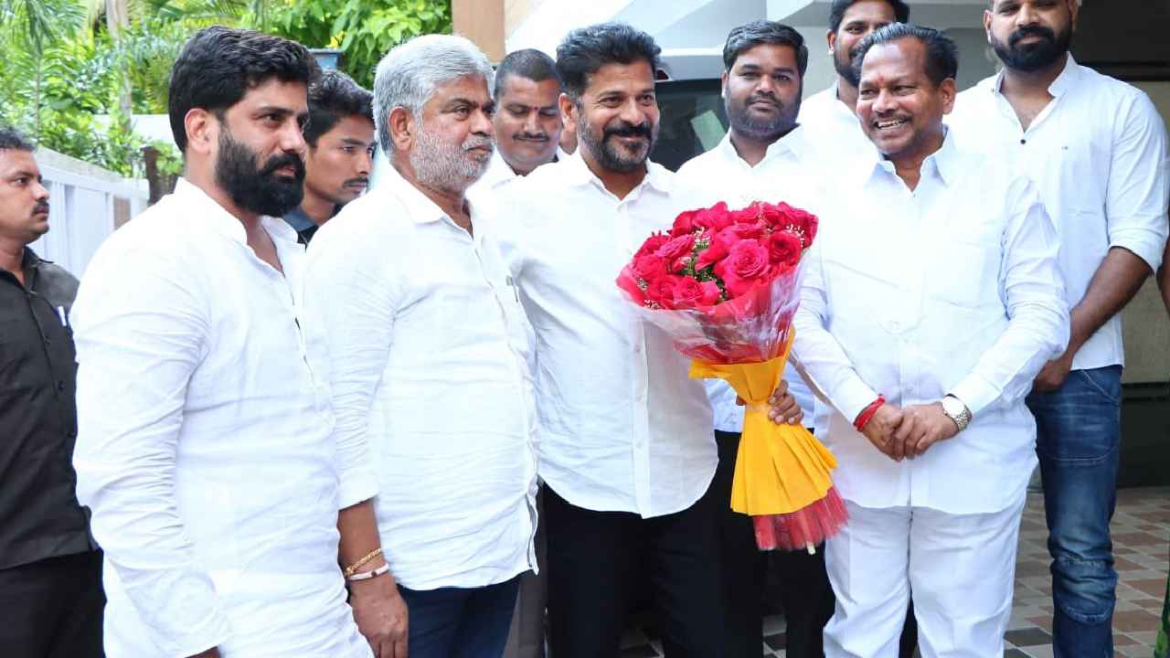 Revanth Reddy : వికారాబాద్ కాంగ్రెస్లో కీలక పరిణామం.. రాజకీయ ప్రత్యర్థులతో చేతులు కలిపిన రేవంత్ రెడ్డి Revanth Reddy : వికారాబాద్ కాంగ్రెస్లో కీలక పరిణామం.. రాజకీయ ప్రత్యర్థులతో చేతులు కలిపిన రేవంత్ రెడ్డి