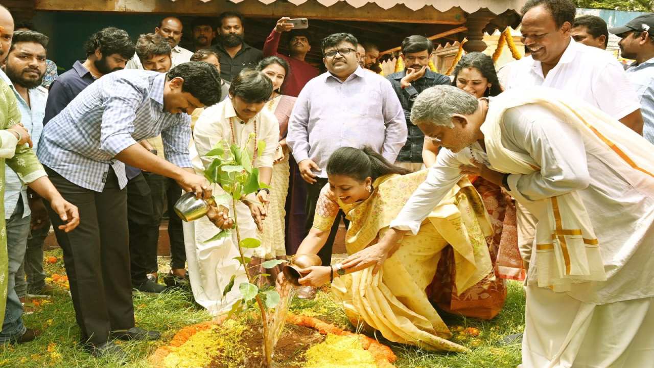 Rocking Rakesh : హీరోగా రాకింగ్ రాకేష్.. ఎంపీ సంతోష్ కుమార్ క్లాప్తో ప్రారంభమైన సినిమా Rocking Rakesh : హీరోగా రాకింగ్ రాకేష్.. ఎంపీ సంతోష్ కుమార్ క్లాప్తో ప్రారంభమైన సినిమా