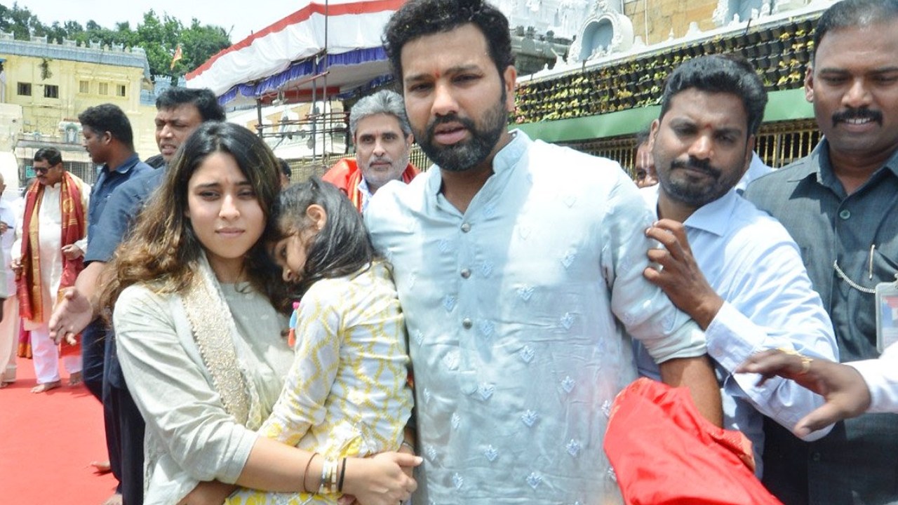 Rohit Sharma: కుటుంబ సభ్యులతో తిరుమల శ్రీవారిని దర్శించుకున్న టీమిండియా కెప్టెన్.. ఫొటోలు, వీడియో వైరల్ Rohit Sharma: కుటుంబ సభ్యులతో తిరుమల శ్రీవారిని దర్శించుకున్న టీమిండియా కెప్టెన్.. ఫొటోలు, వీడియో వైరల్