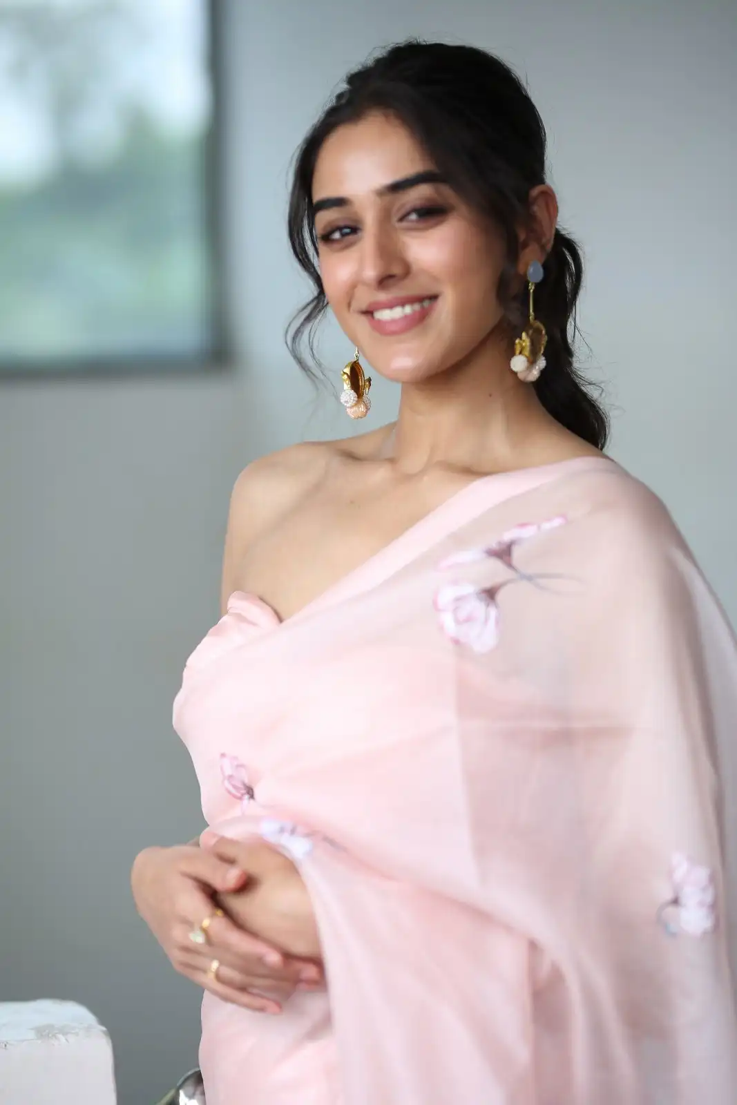 Sakshi Vaidya Cute Looks in Saree at Gandeevadhari Arjuna Movie Promotions