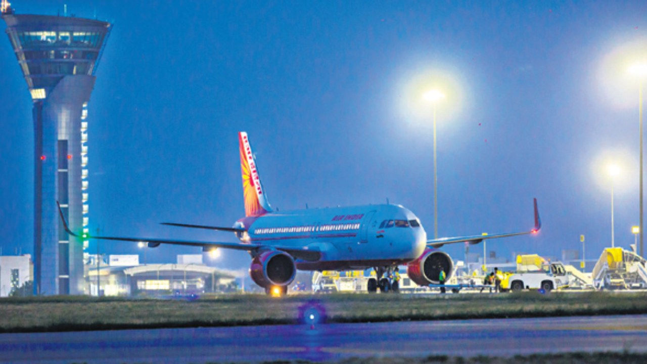 Shamshabad Airport : శంషాబాద్ ఎయిర్పోర్టులో అక్రమ బంగారం పట్టివేత.. ఇద్దరు అరెస్టు .. Shamshabad Airport : శంషాబాద్ ఎయిర్పోర్టులో అక్రమ బంగారం పట్టివేత.. ఇద్దరు అరెస్టు ..