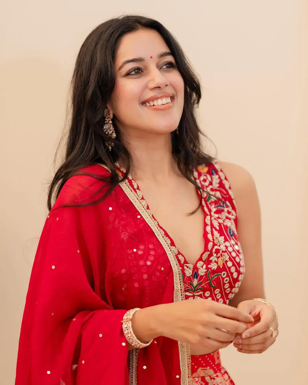 South Actress Mirnalini Ravi mesmerizing Photoshoot gone viral