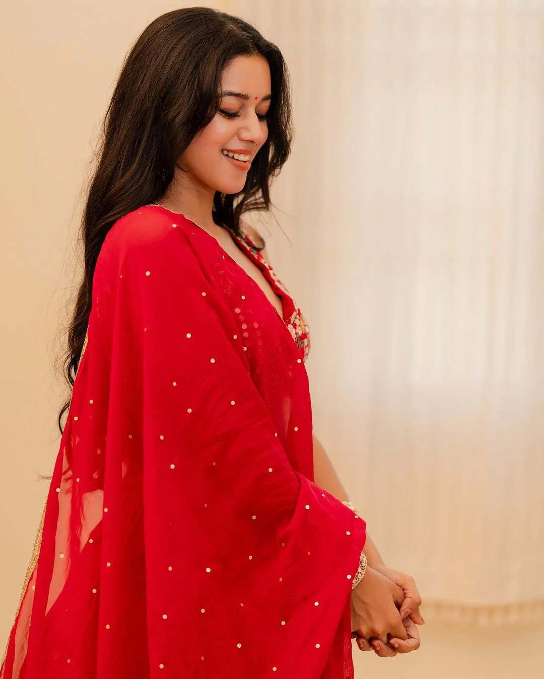 South Actress Mirnalini Ravi mesmerizing Photoshoot gone viral