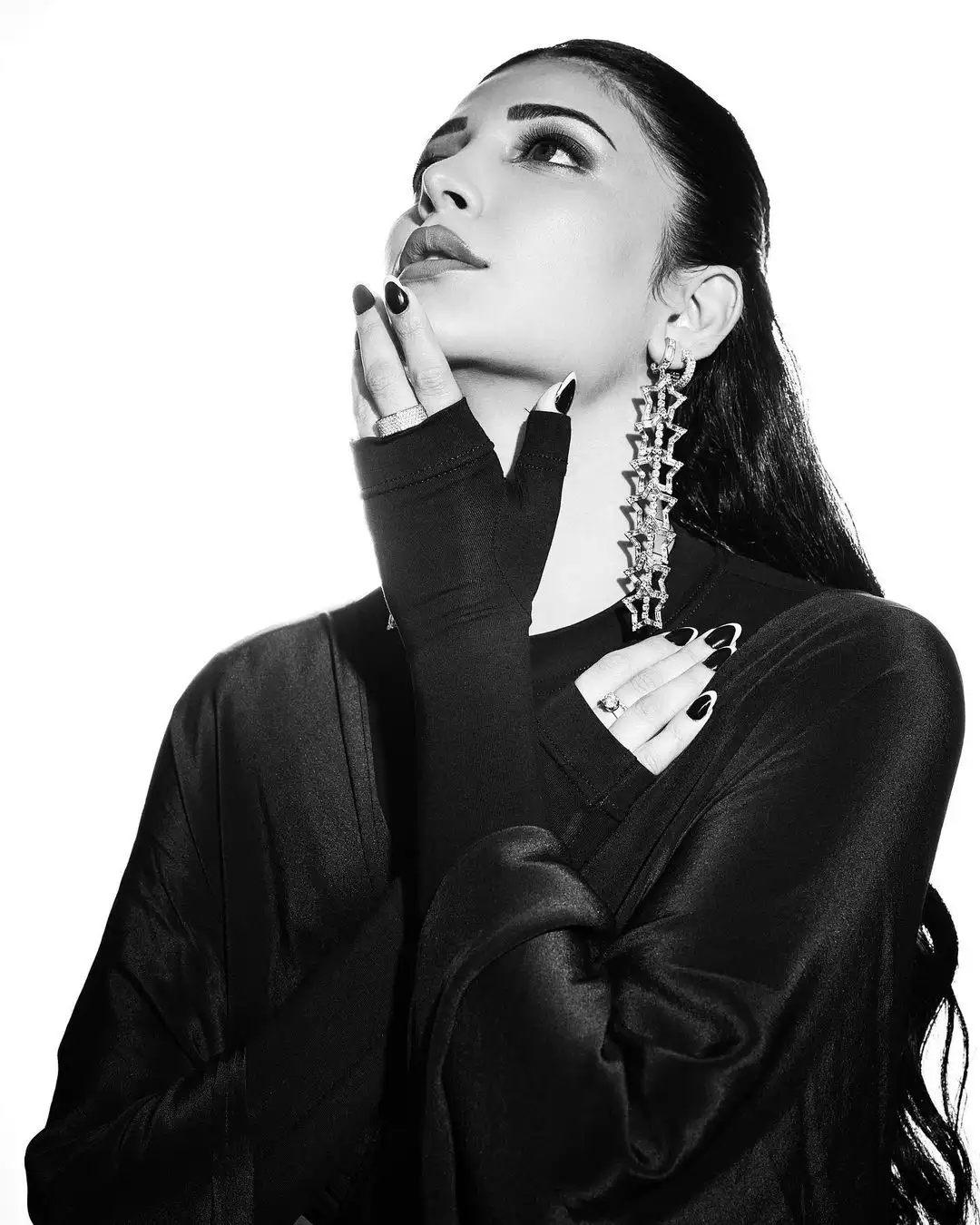 South Actress Shruti Haasan latest photos in black and white mode