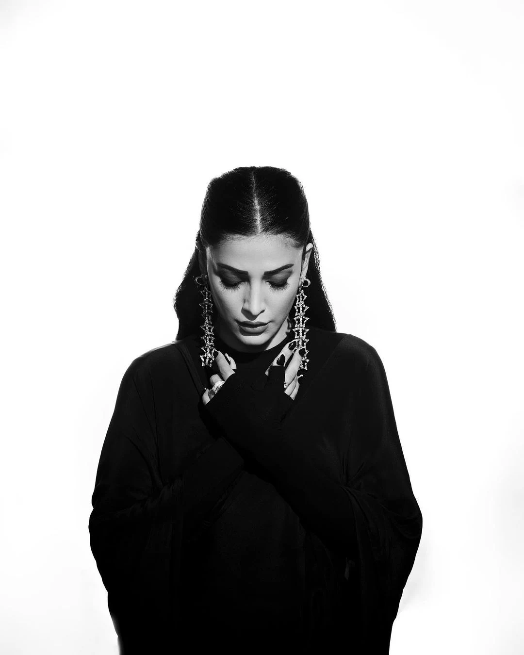 South Actress Shruti Haasan latest photos in black and white mode