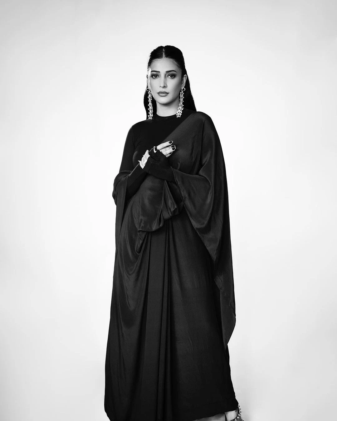 South Actress Shruti Haasan latest photos in black and white mode