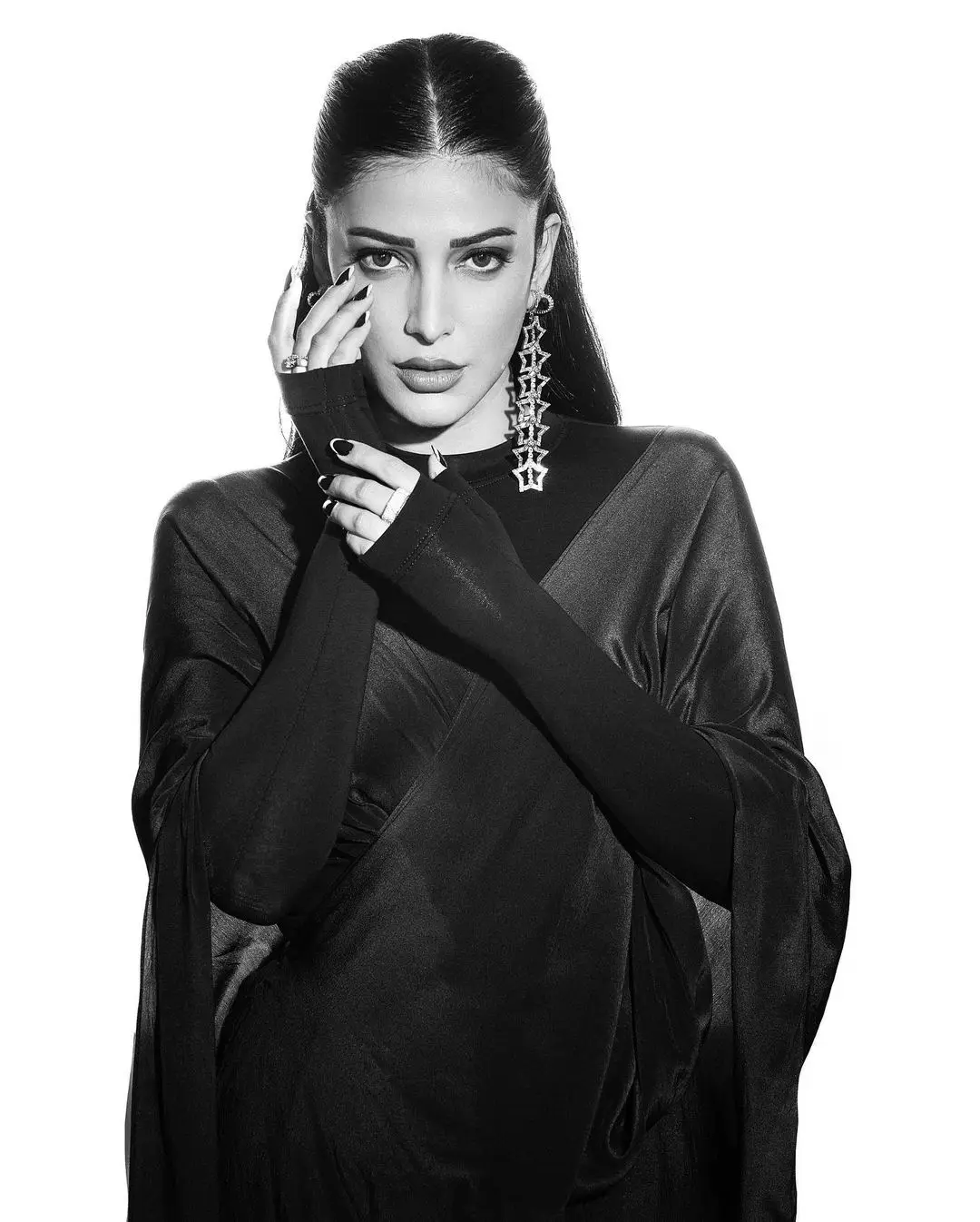 South Actress Shruti Haasan latest photos in black and white mode