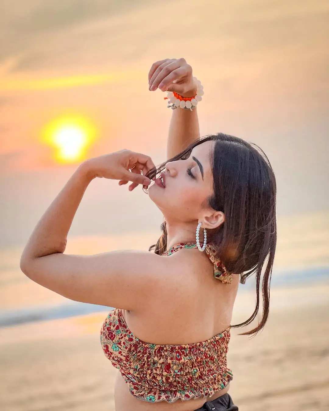 Anchor Sravanthi Chokarapu Photos in Bikini at Beach