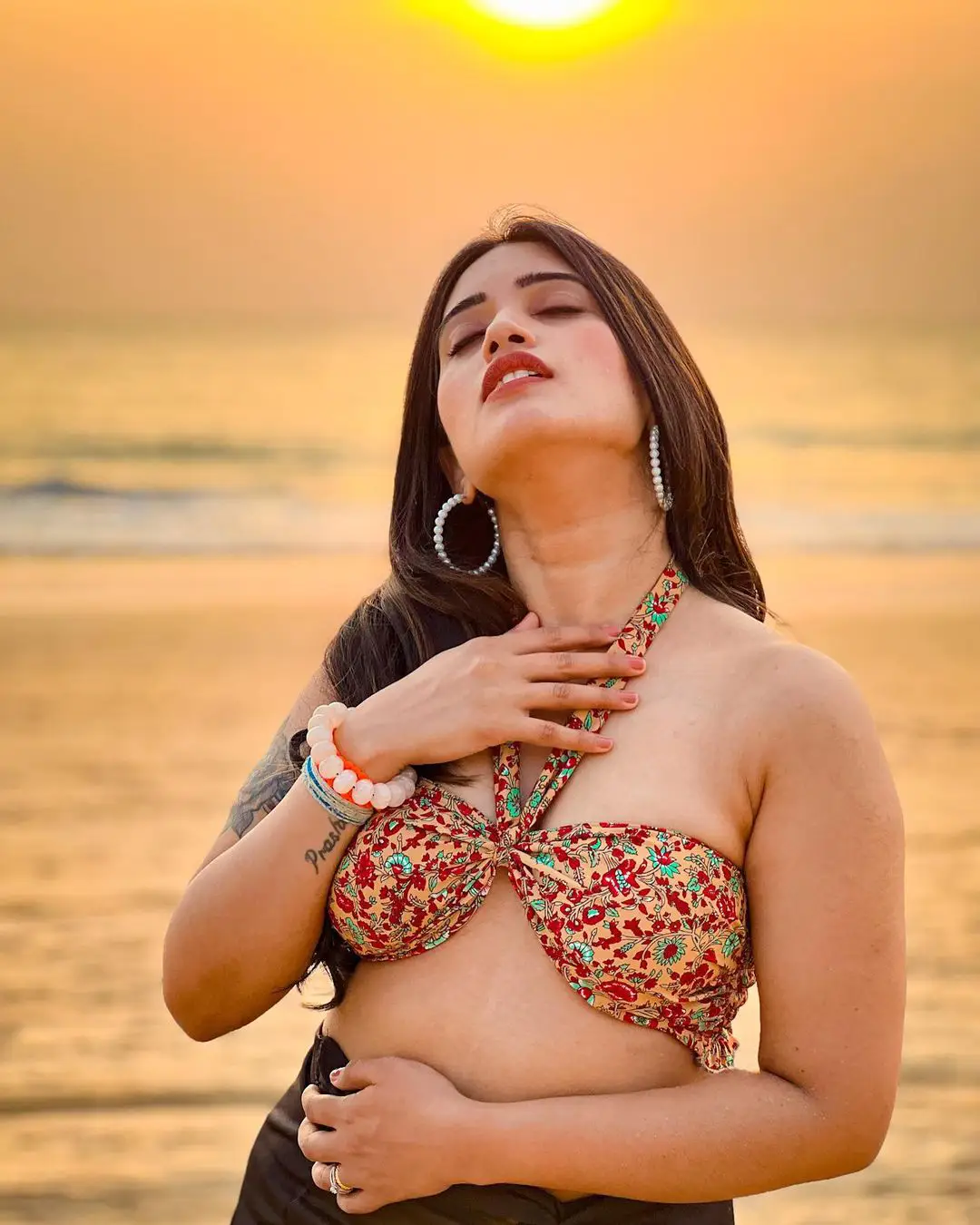 Anchor Sravanthi Chokarapu Photos in Bikini at Beach