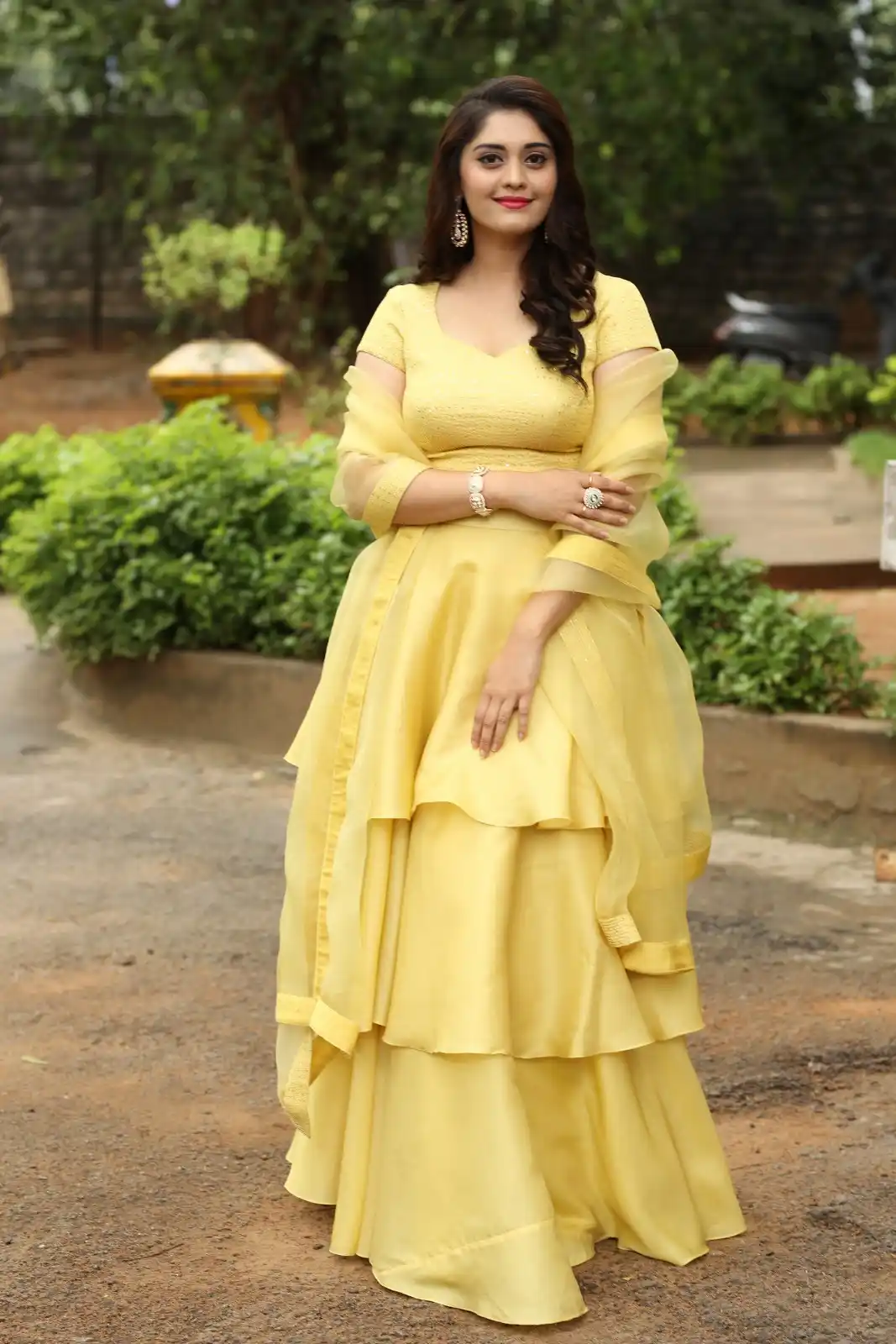 Surbhi Puranik Shines in DD Returns Movie Promotions