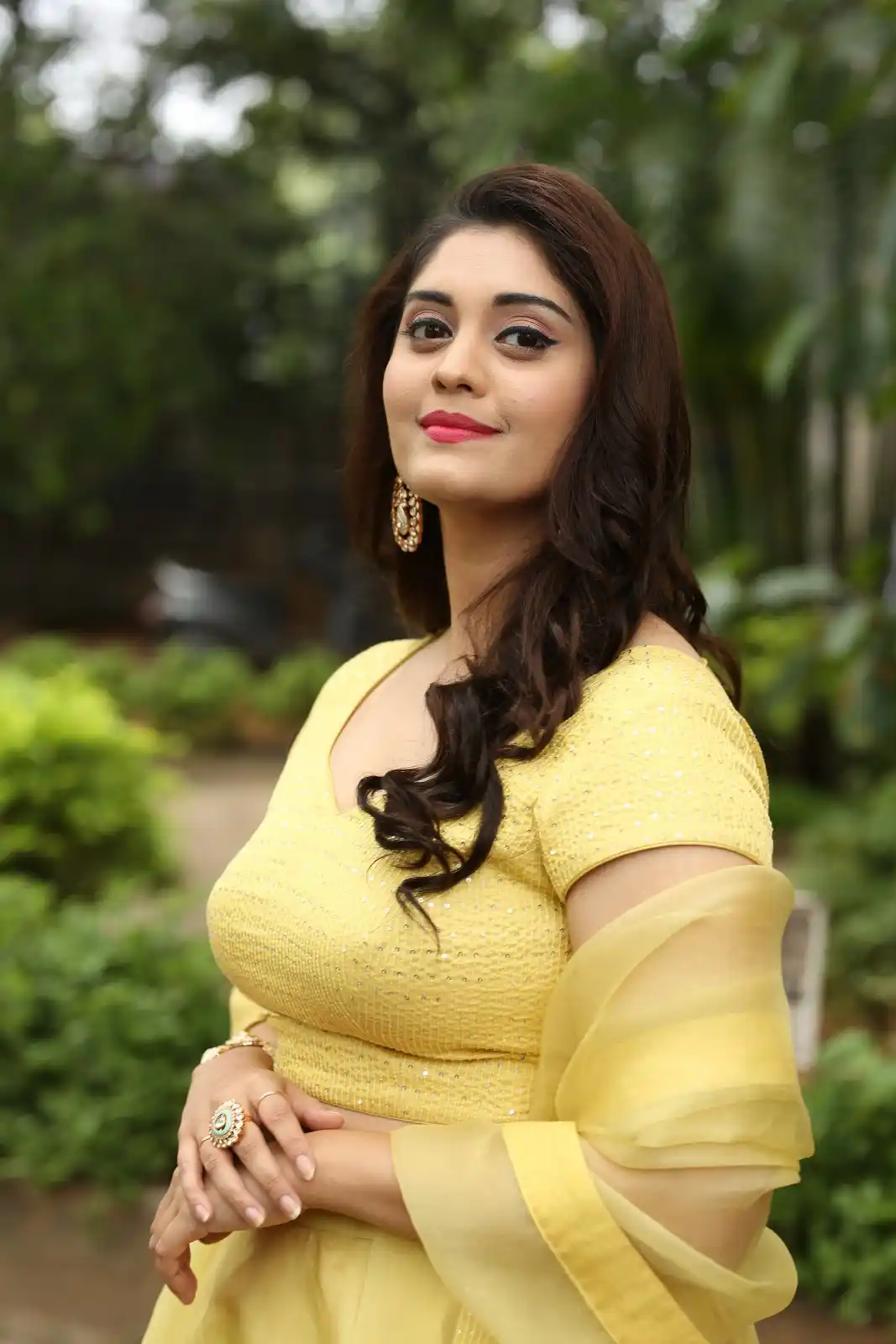 Surbhi Puranik Shines in DD Returns Movie Promotions