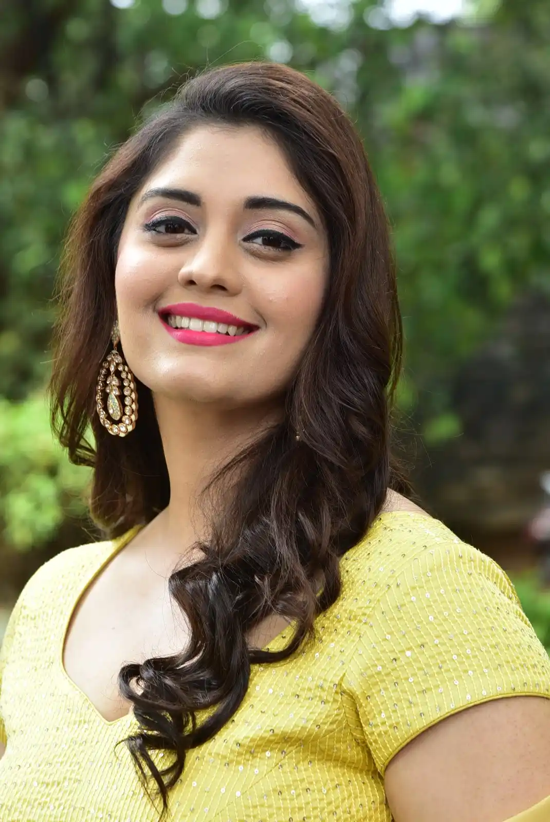 Surbhi Puranik Shines in DD Returns Movie Promotions