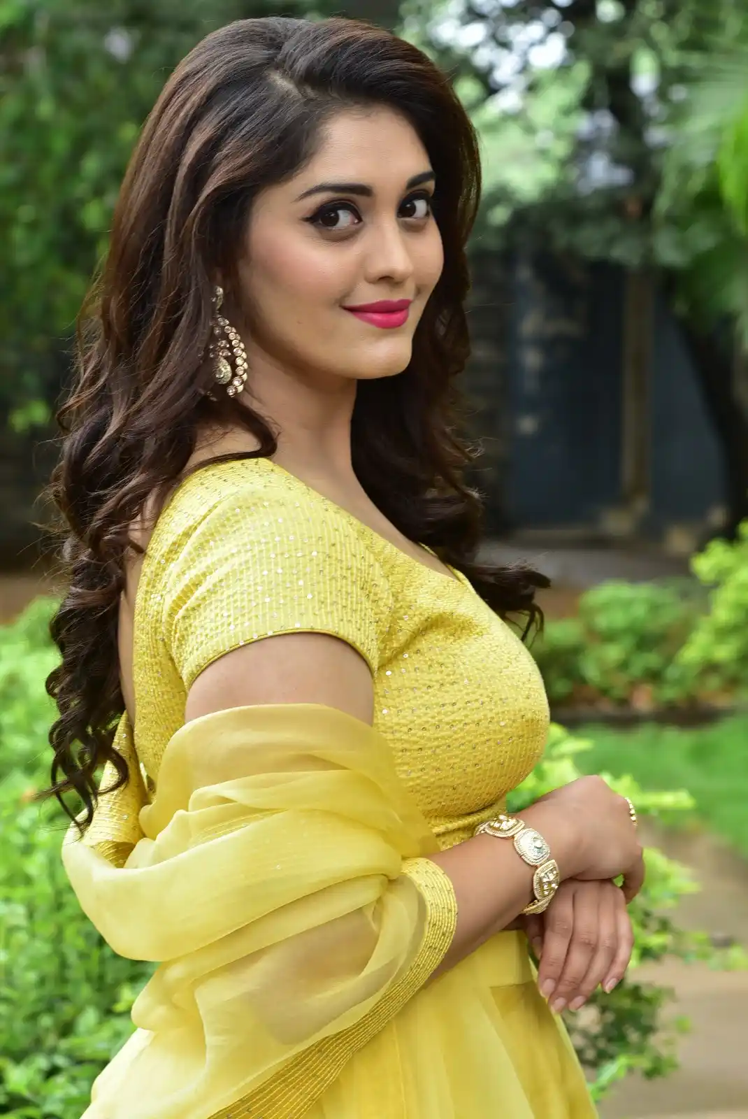 Surbhi Puranik Shines in DD Returns Movie Promotions