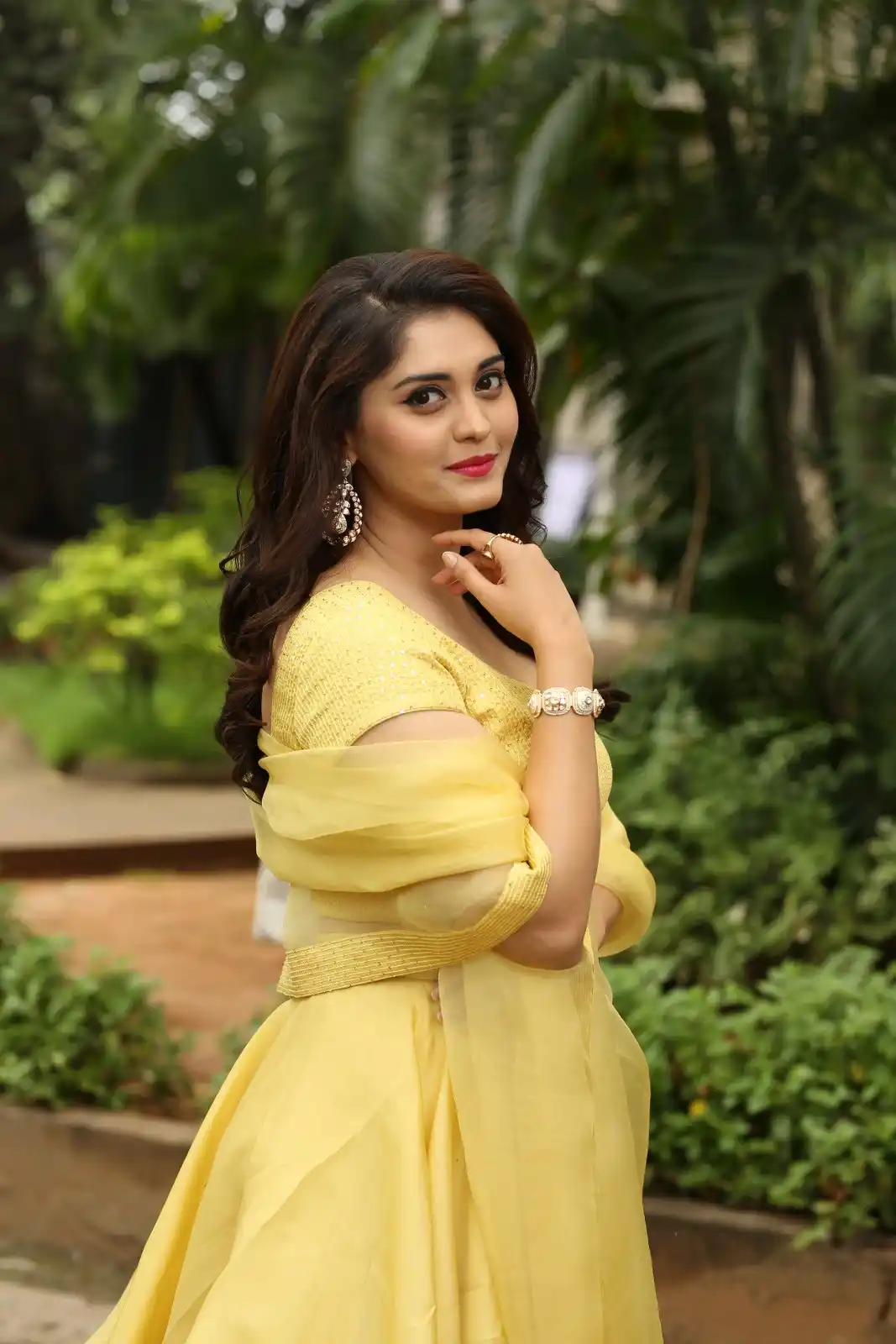 Surbhi Puranik Shines in DD Returns Movie Promotions