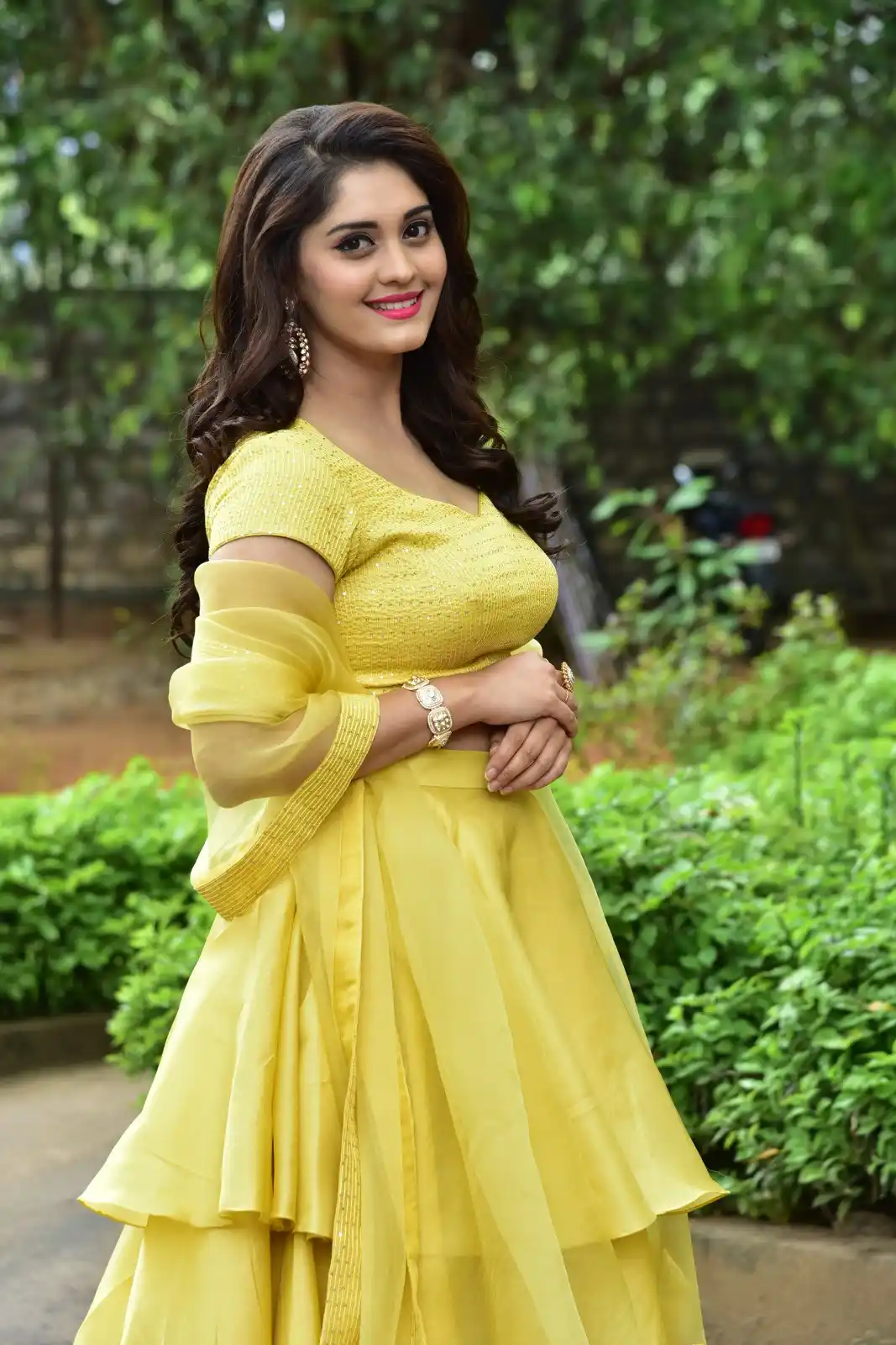 Surbhi Puranik Shines in DD Returns Movie Promotions