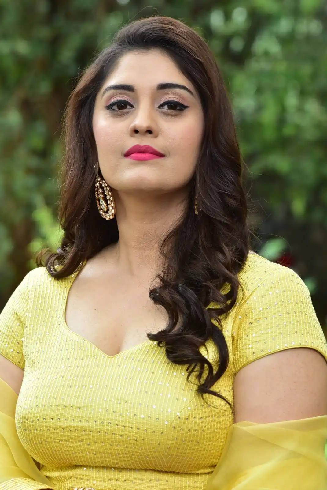 Surbhi Puranik Shines in DD Returns Movie Promotions
