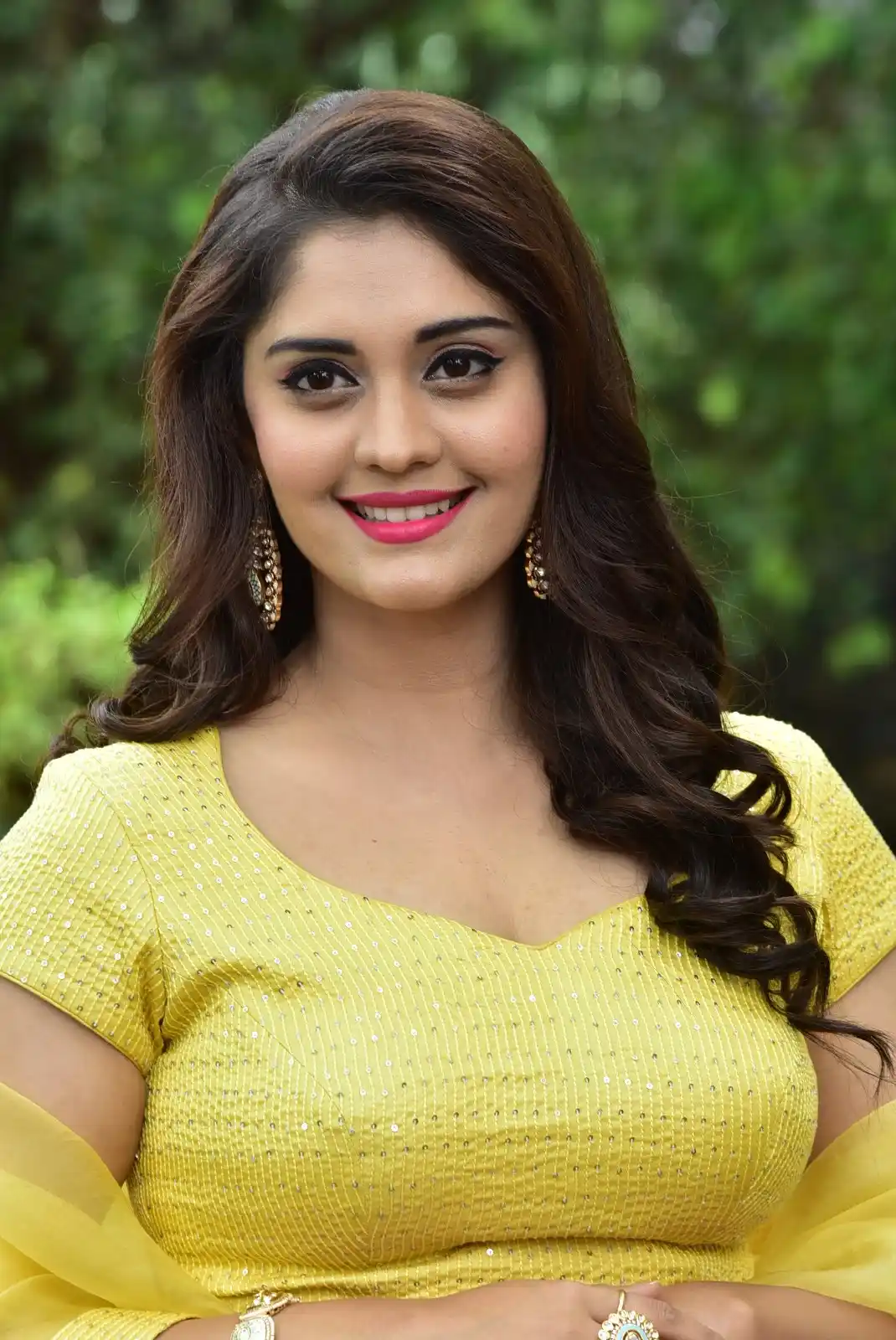 Surbhi Puranik Shines in DD Returns Movie Promotions