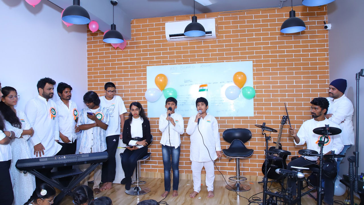 Muzigal Academy: స్వేచ్ఛ, ఐక్యత స్ఫూర్తి ప్రతిధ్వనులతో లేటుగా, లేటెస్టుగా స్వాతంత్ర్య దినోత్సవం Muzigal Academy: స్వేచ్ఛ, ఐక్యత స్ఫూర్తి ప్రతిధ్వనులతో లేటుగా, లేటెస్టుగా స్వాతంత్ర్య దినోత్సవం