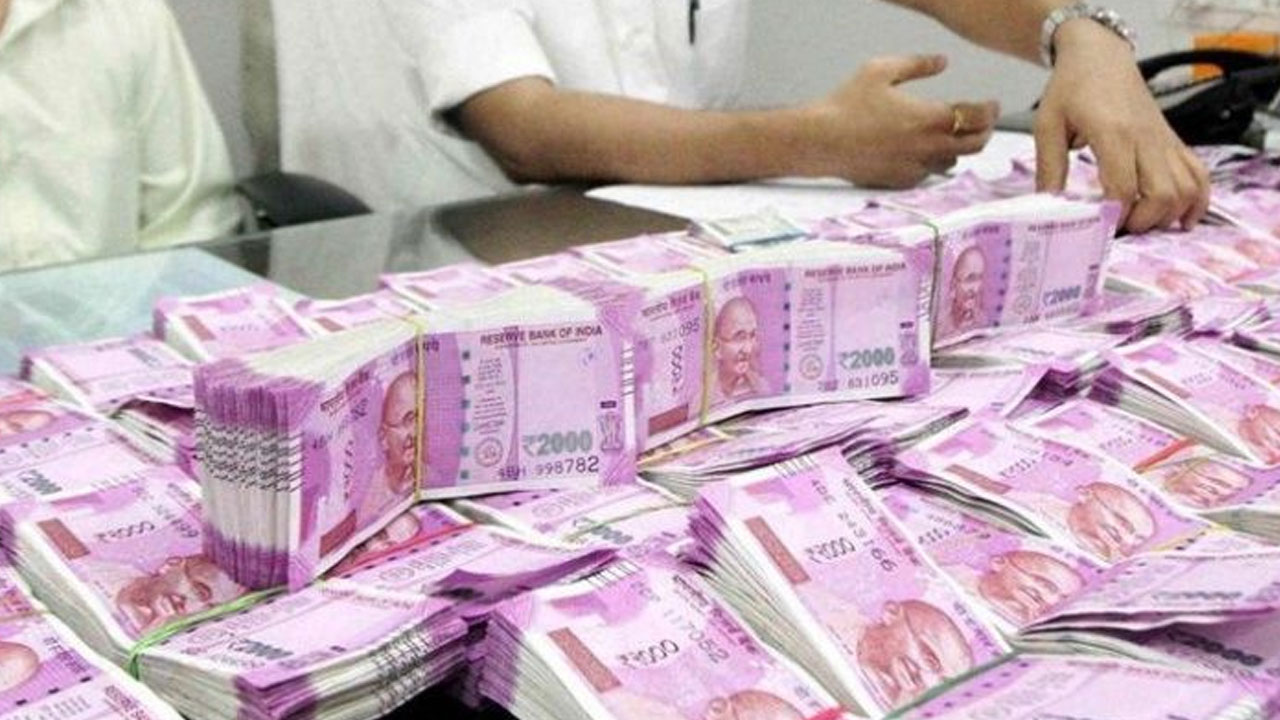 Rich People: కొవిడ్ తర్వాత దేశంలో భారీగా పెరిగిన ధనవంతులు.. కోటి కంటే ఎక్కువ సంపాదిస్తున్నవారి సంఖ్య తెలిస్తే షాకవుతారు Rich People: కొవిడ్ తర్వాత దేశంలో భారీగా పెరిగిన ధనవంతులు.. కోటి కంటే ఎక్కువ సంపాదిస్తున్నవారి సంఖ్య తెలిస్తే షాకవుతారు