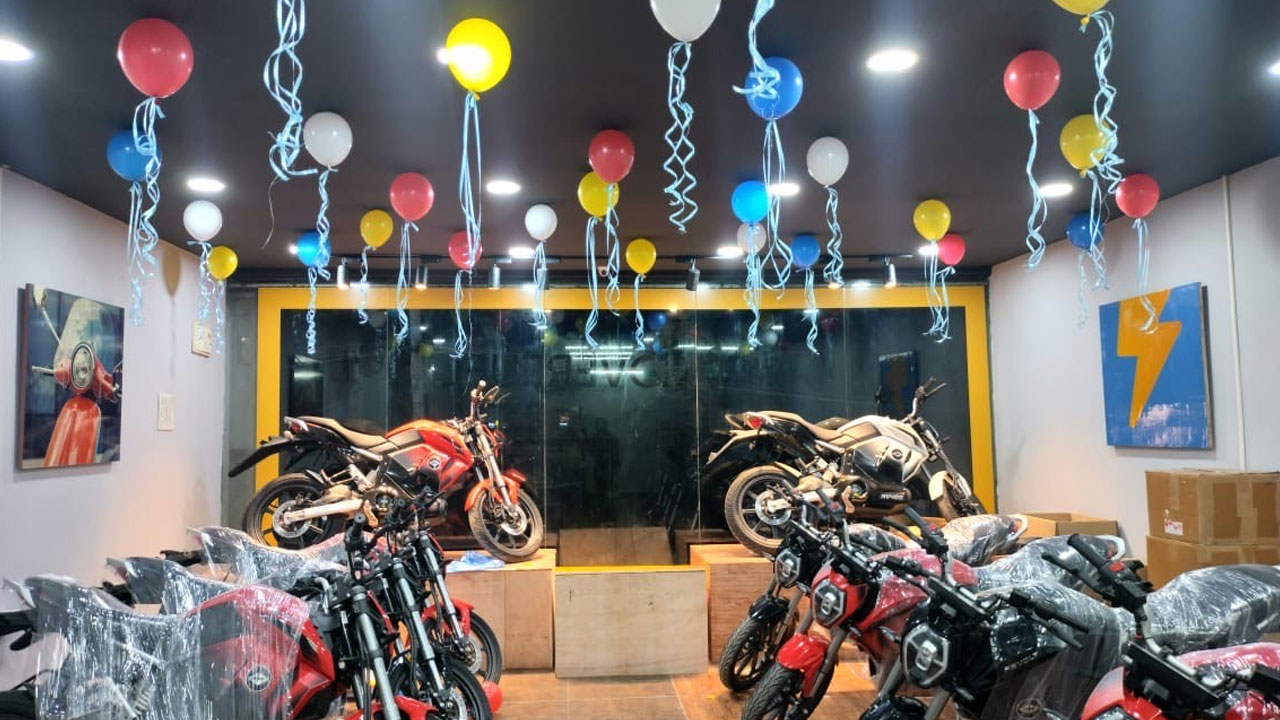 BLive: తెలంగాణలో మరో స్టోర్ను ప్రారంభించిన BLive ఎలక్ట్రిక్ మోటార్సైకిల్ BLive: తెలంగాణలో మరో స్టోర్ను ప్రారంభించిన BLive ఎలక్ట్రిక్ మోటార్సైకిల్
