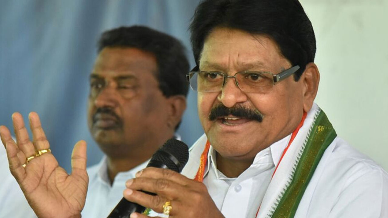 Telangana Politics: అల్లుడికి బీఆర్ఎస్ నుంచి టికెట్ వచ్చినా కేసీఆర్తో ఫైట్ ఆగదంటున్న సర్వే సత్యనారాయణ Telangana Politics: అల్లుడికి బీఆర్ఎస్ నుంచి టికెట్ వచ్చినా కేసీఆర్తో ఫైట్ ఆగదంటున్న సర్వే సత్యనారాయణ