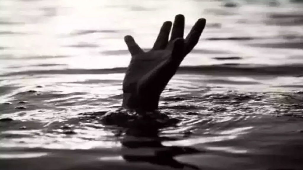 The young man jumped into the river Ganga after making his wife sit in the car