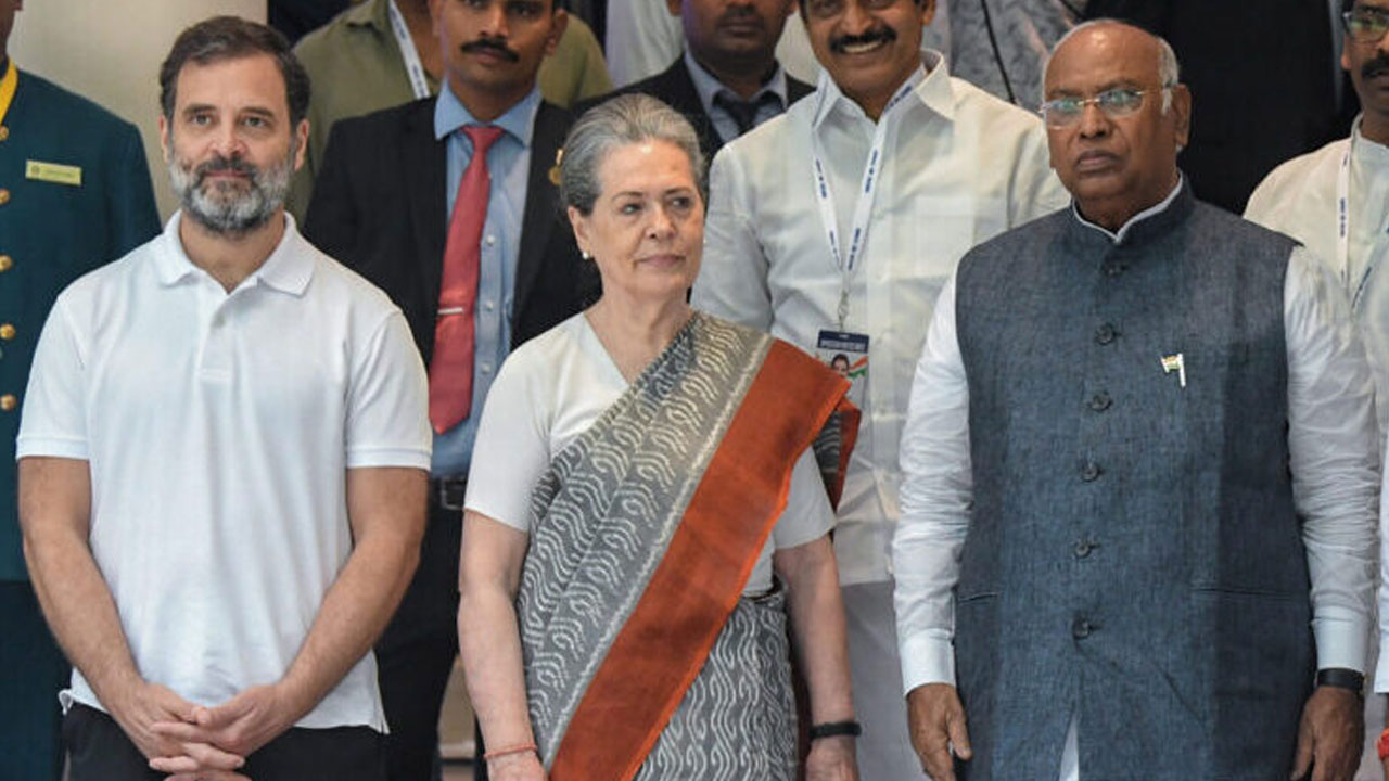 INDIA Convenor: ఇండియా కూటమికి కాంగ్రెసే నాయకత్వం.. ఇంతకీ కూటమి పగ్గాలు ఎవరికి వెళ్తున్నాయో తెలుసా? INDIA Convenor: ఇండియా కూటమికి కాంగ్రెసే నాయకత్వం.. ఇంతకీ కూటమి పగ్గాలు ఎవరికి వెళ్తున్నాయో తెలుసా?
