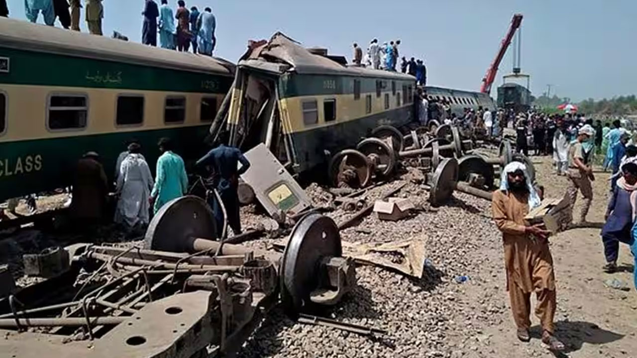 Pakistan Train Accident: పాకిస్తాన్లో ఘోర రైలు ప్రమాదం.. పట్టాలు తప్పి బోల్తా కొట్టిన 10 బోగీలు, 25 మంది మృతి Pakistan Train Accident: పాకిస్తాన్లో ఘోర రైలు ప్రమాదం.. పట్టాలు తప్పి బోల్తా కొట్టిన 10 బోగీలు, 25 మంది మృతి