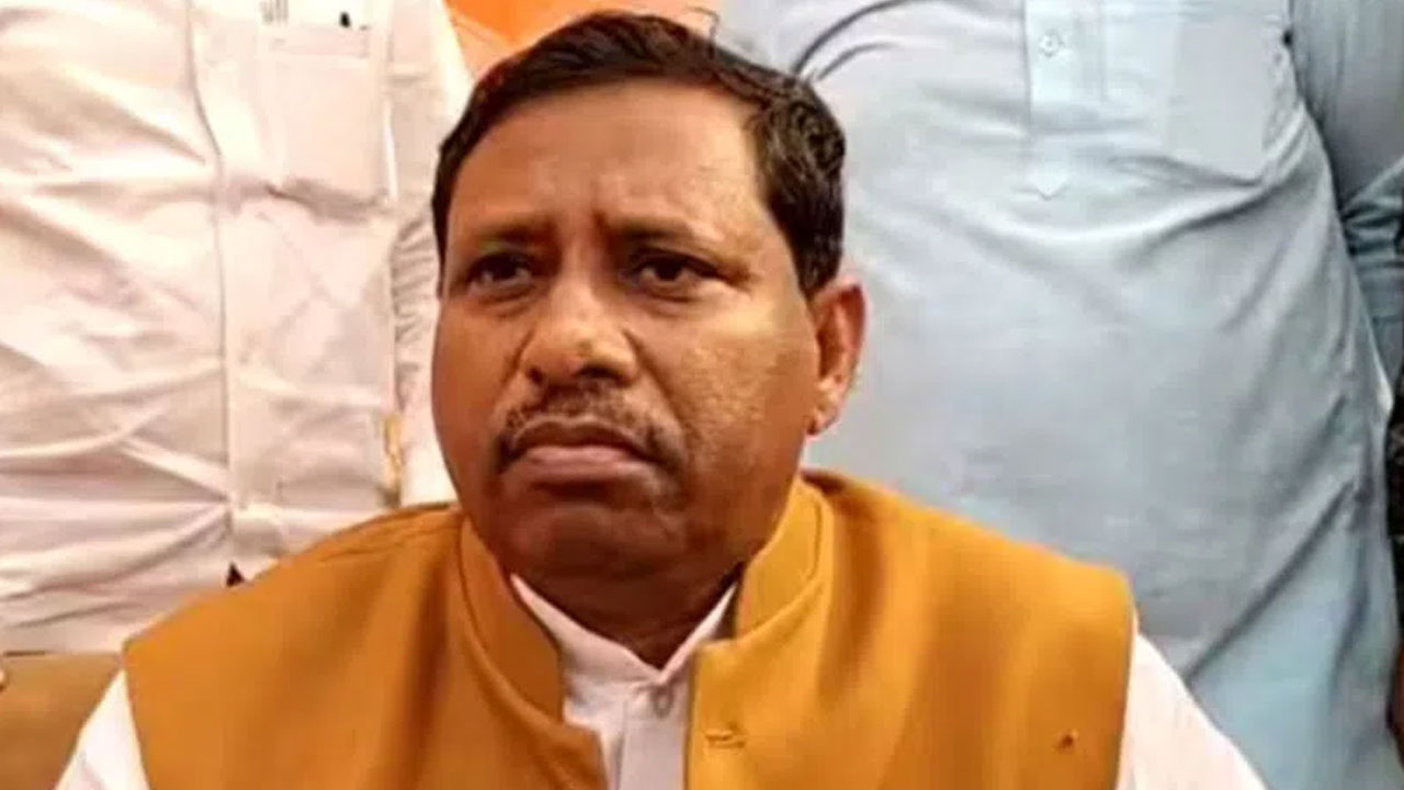 Ram Shankar Katheria: రాహుల్ గాంధీలాగే పార్లమెంట్ సభ్యత్వం కోల్పోబోయి కాస్తంతలో తప్పించుకున్న బీజేపీ ఎంపీ Ram Shankar Katheria: రాహుల్ గాంధీలాగే పార్లమెంట్ సభ్యత్వం కోల్పోబోయి కాస్తంతలో తప్పించుకున్న బీజేపీ ఎంపీ