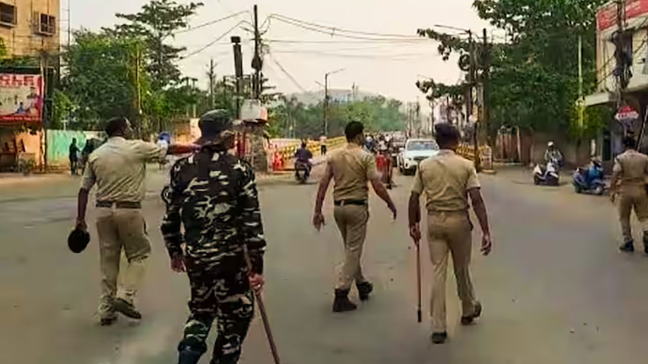Manipur violence: మణిపూర్లో మళ్లీ చెలరేగిన హింస.. 17 మందికి తీవ్రగాయాలు, రాజధాని ఇంఫాల్లో కర్ఫ్యూ Manipur violence: మణిపూర్లో మళ్లీ చెలరేగిన హింస.. 17 మందికి తీవ్రగాయాలు, రాజధాని ఇంఫాల్లో కర్ఫ్యూ