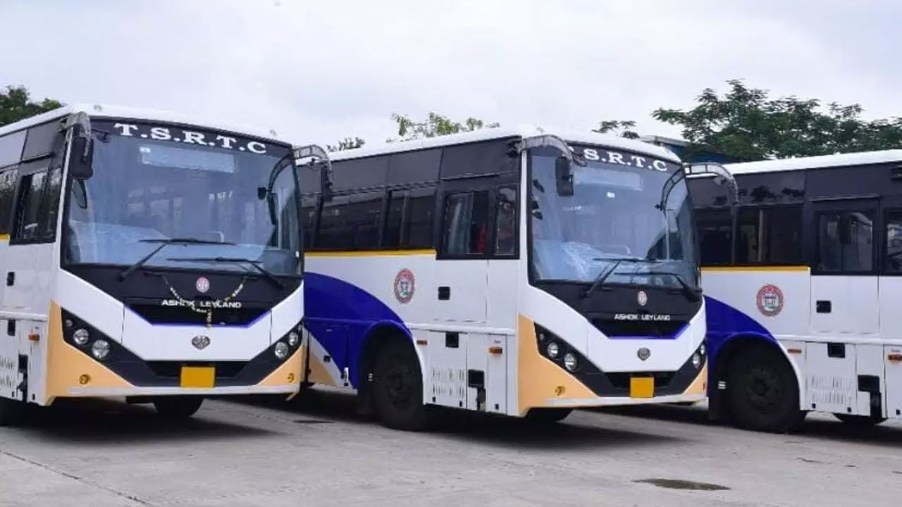TSRTC: వరుస సెలవుల నేపథ్యంలో టూర్ ఏదైనా ప్లాన్ చేశారా? అయితే ఆర్టీసీ ఏర్పాటు చేసిన ఈ ప్రత్యేక సదుపాయం మీకోసమే.. TSRTC: వరుస సెలవుల నేపథ్యంలో టూర్ ఏదైనా ప్లాన్ చేశారా? అయితే ఆర్టీసీ ఏర్పాటు చేసిన ఈ ప్రత్యేక సదుపాయం మీకోసమే..