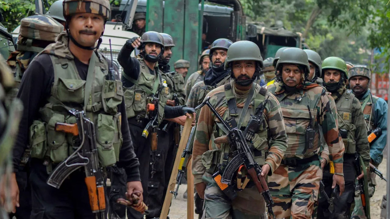 Manipur Violence: మణిపూర్ అంశంపై ప్రధానమంత్రికి పోటాపోటీగా లేఖలు రాసిన మైతీ, కుకీ ఎమ్మెల్యేలు.. ఇంతకీ ఆ లేఖల్లో ఏం ఉందంటే? Manipur Violence: మణిపూర్ అంశంపై ప్రధానమంత్రికి పోటాపోటీగా లేఖలు రాసిన మైతీ, కుకీ ఎమ్మెల్యేలు.. ఇంతకీ ఆ లేఖల్లో ఏం ఉందంటే?
